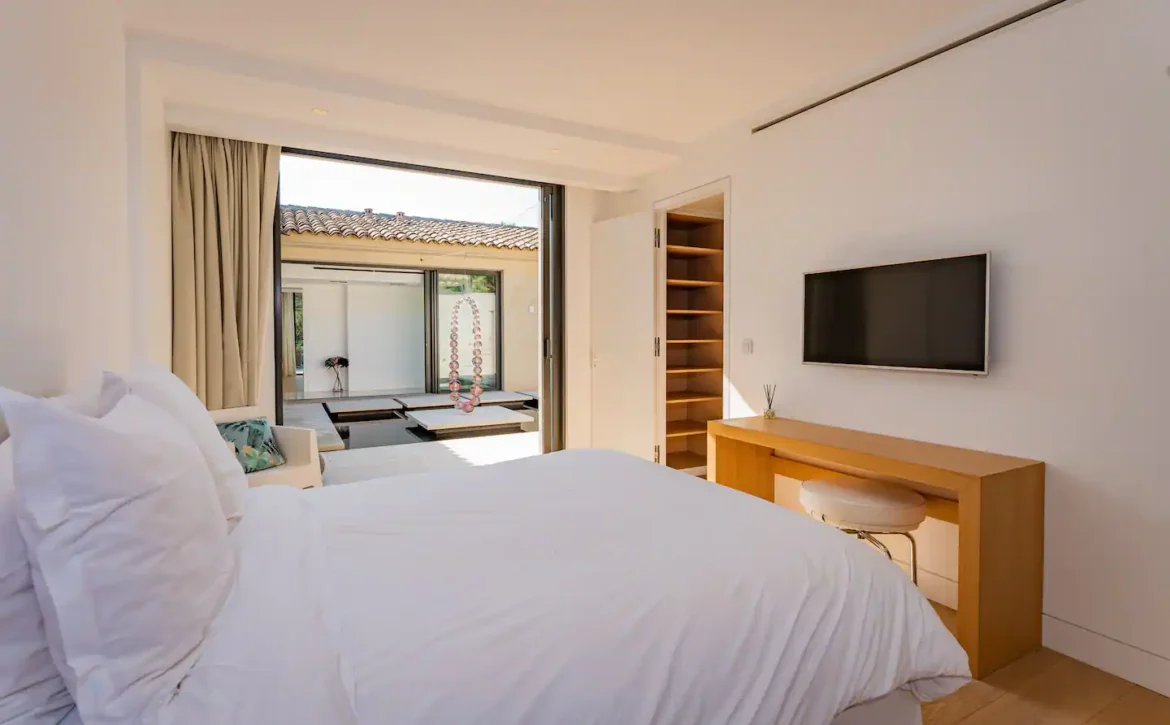 Saint-Tropez villa with tennis court and sea view for rent