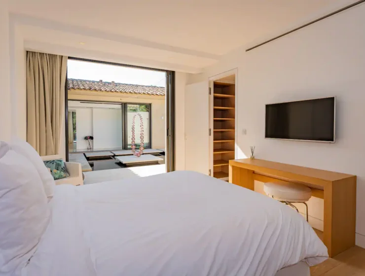 Saint-Tropez villa with tennis court and sea view for rent