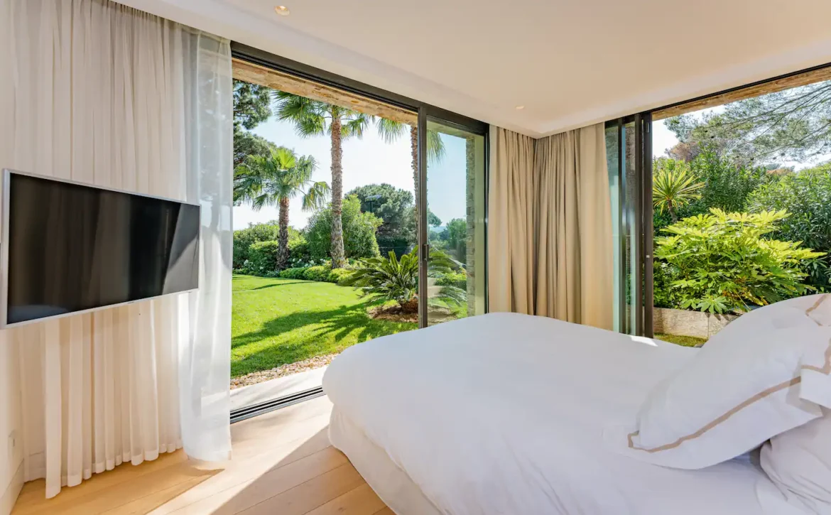 Saint-Tropez villa with tennis court and sea view for rent