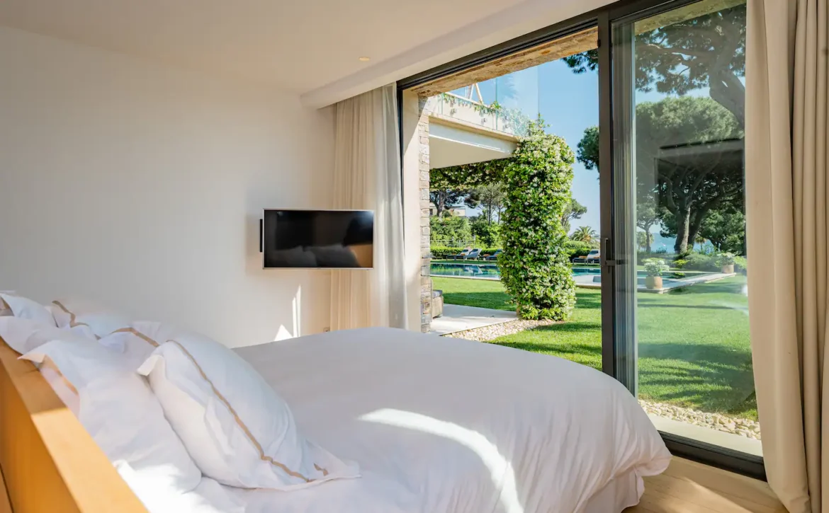 Saint-Tropez villa with tennis court and sea view for rent