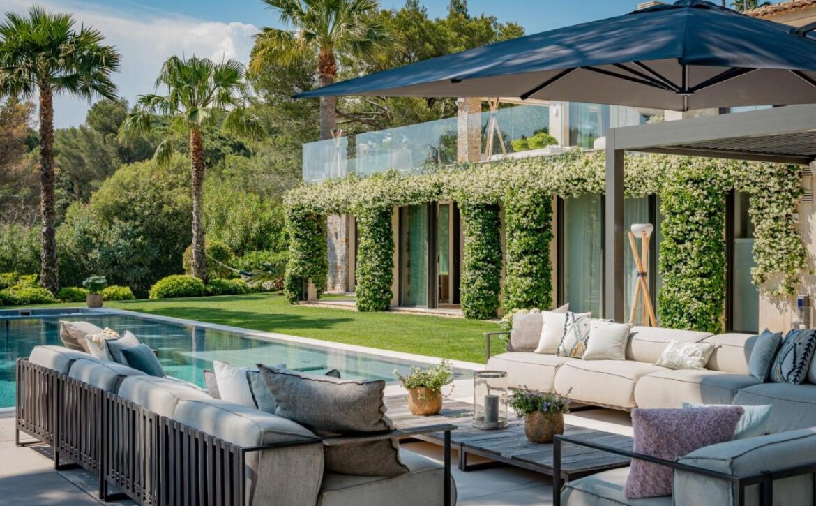 Saint-Tropez villa with tennis court and sea view for rent