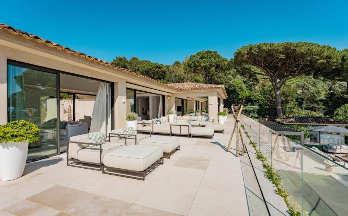 Saint-Tropez villa with tennis court and sea view for rent