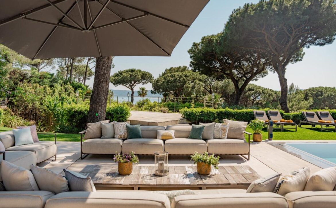 Saint-Tropez villa with tennis court and sea view for rent