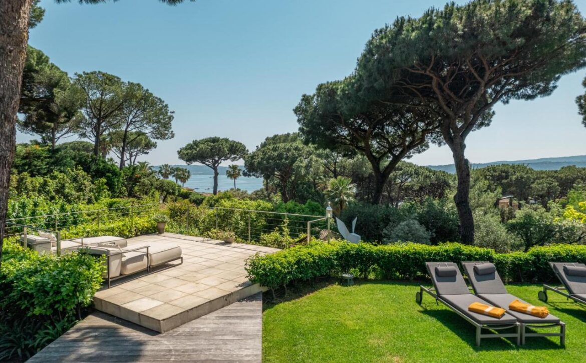 Saint-Tropez villa with tennis court and sea view for rent
