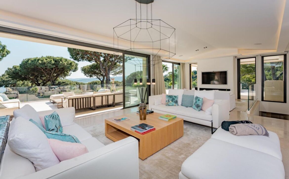 Saint-Tropez villa with tennis court and sea view for rent