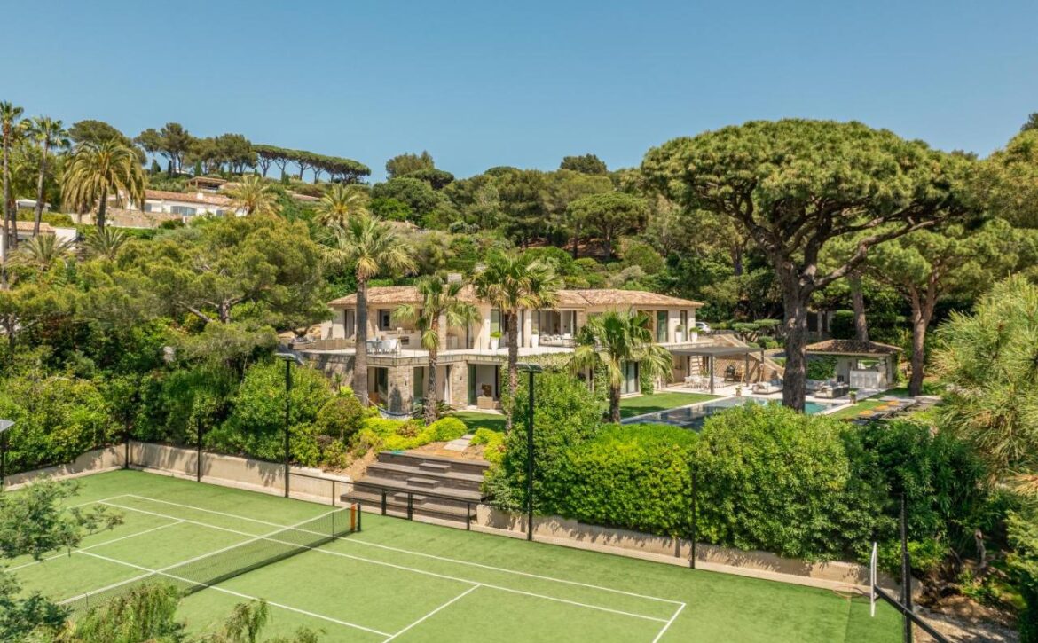 Saint-Tropez villa with tennis court and sea view for rent