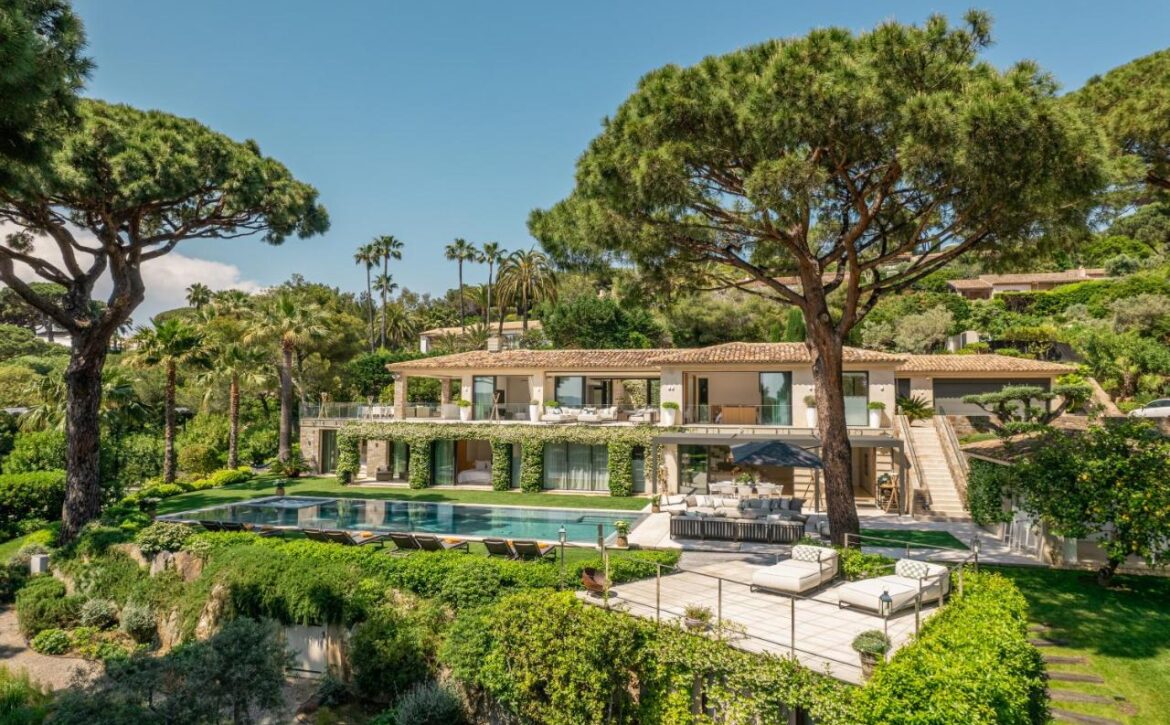 Saint-Tropez villa with tennis court and sea view for rent