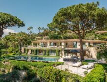 Saint-Tropez villa with tennis court and sea view for rent