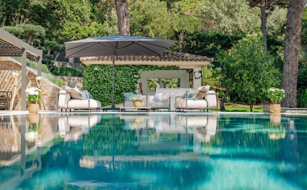 Saint-Tropez villa with tennis court and sea view for rent