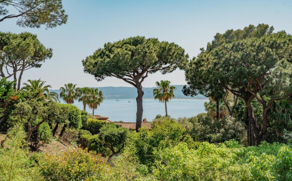 Saint-Tropez villa with tennis court and sea view for rent