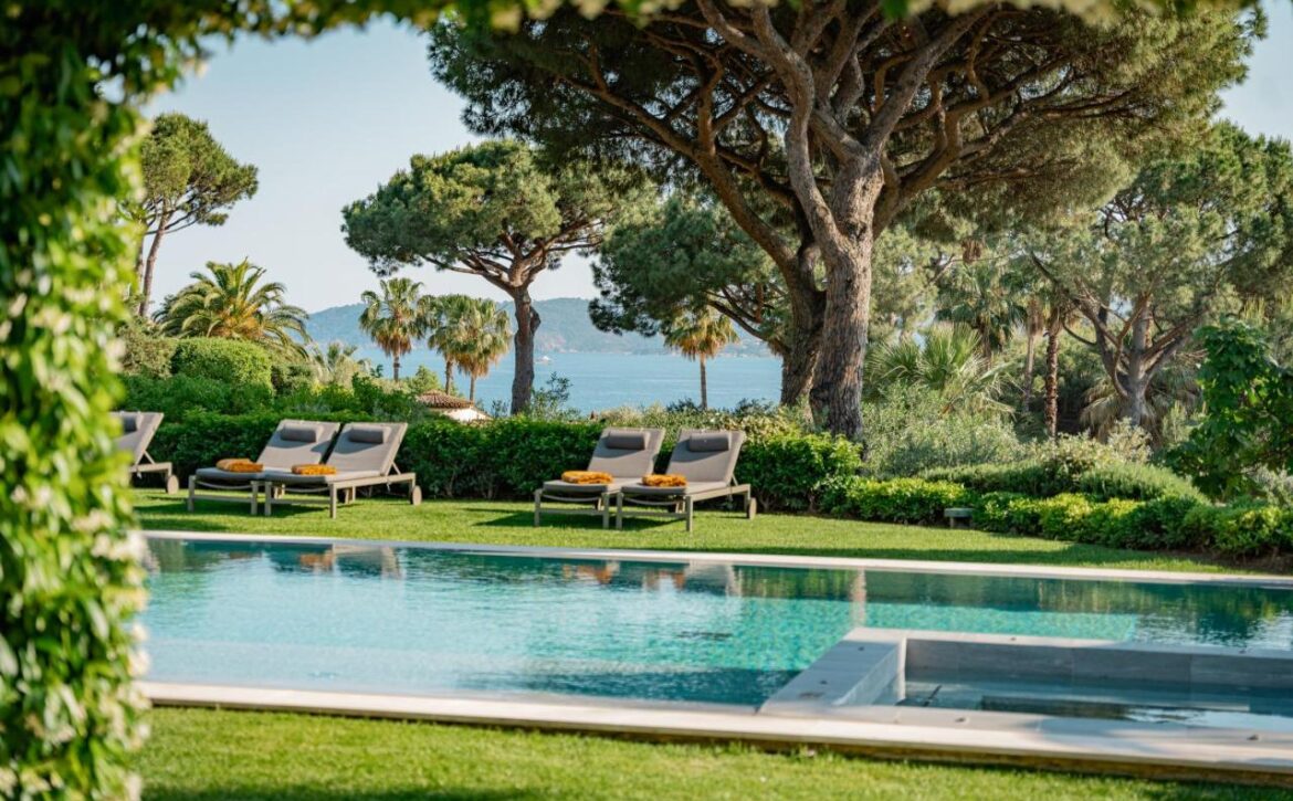 Saint-Tropez villa with tennis court and sea view for rent