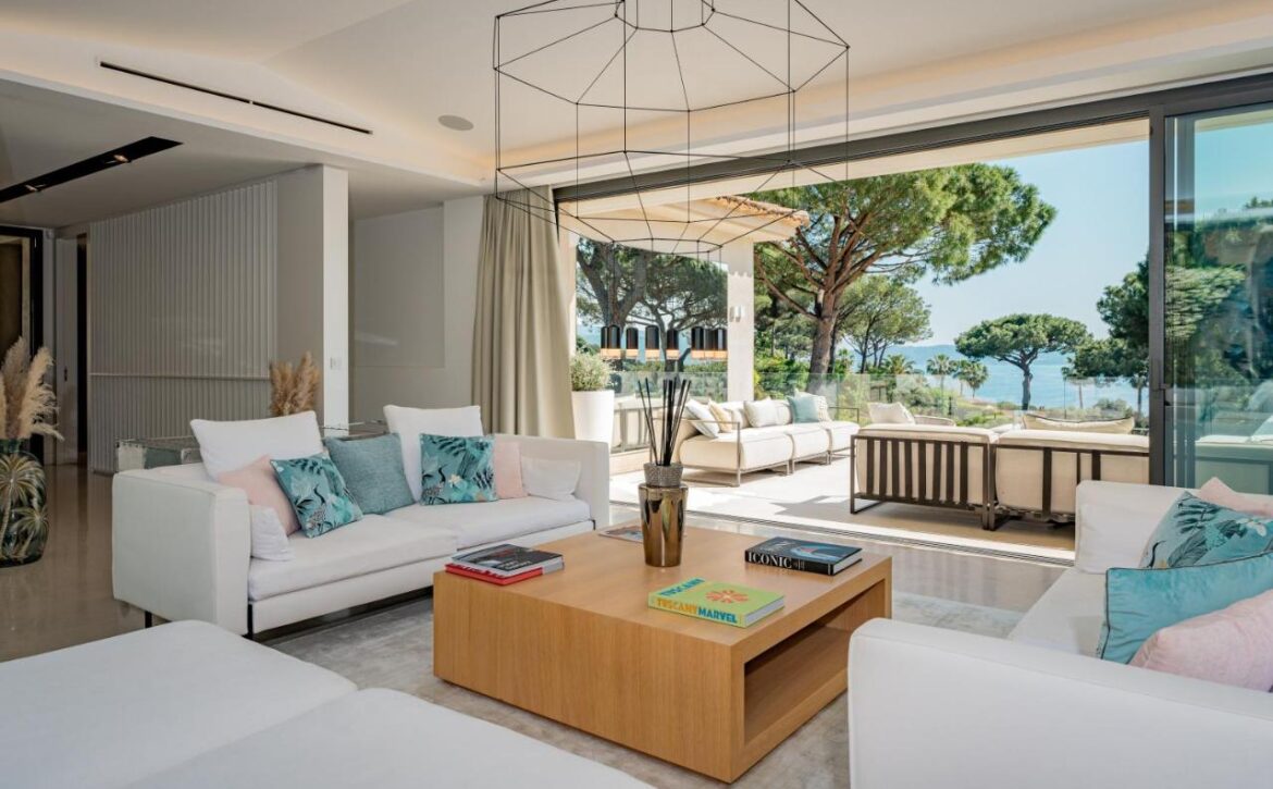 Saint-Tropez villa with tennis court and sea view for rent