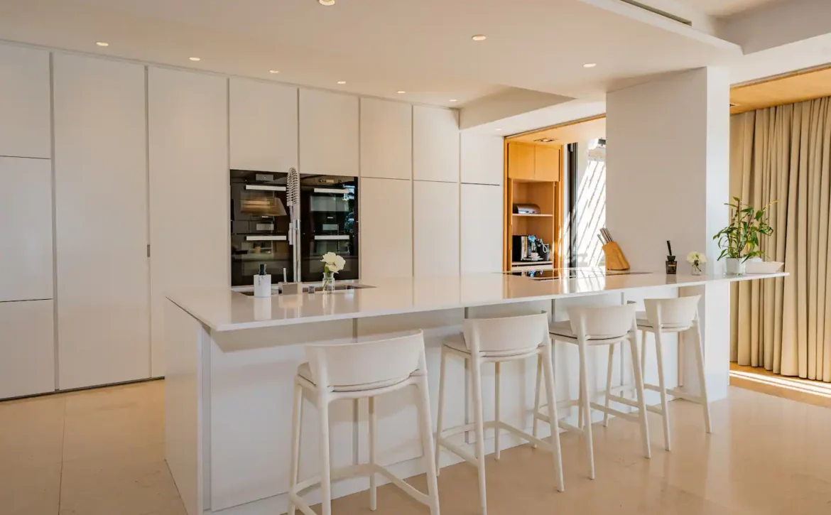 Saint-Tropez villa with tennis court and sea view for rent