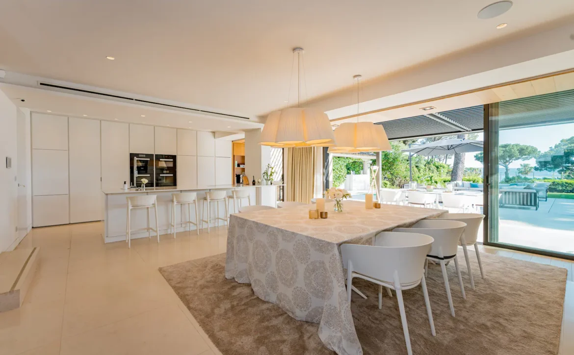 Saint-Tropez villa with tennis court and sea view for rent