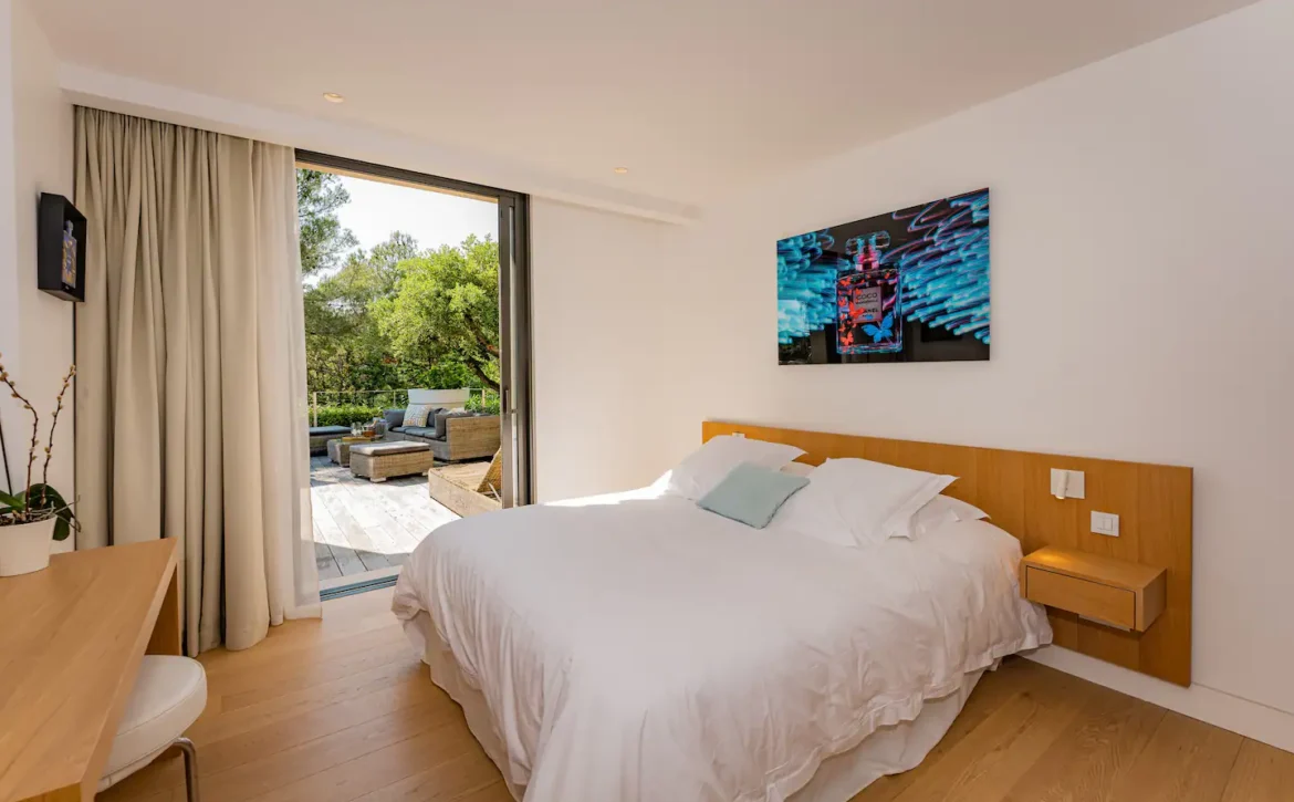 Saint-Tropez villa with tennis court and sea view for rent