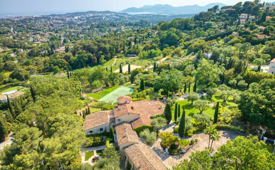 Luxury villa for sale in Mougins with sea views For Rent