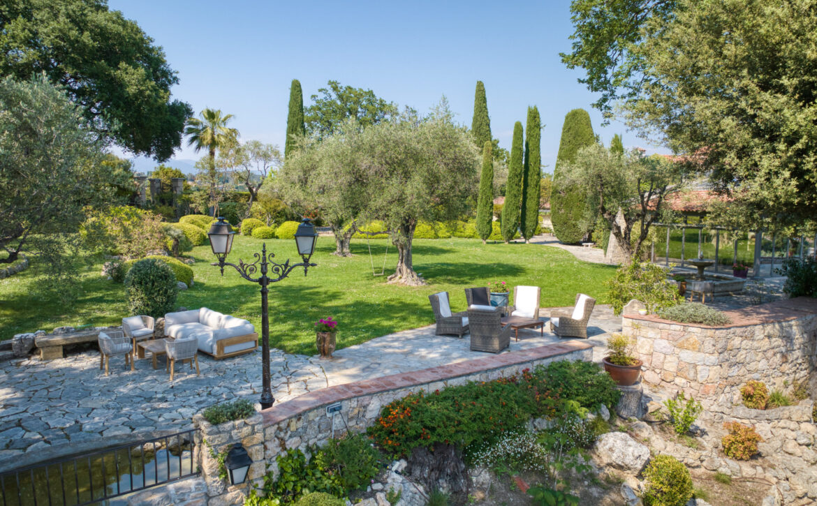 Luxury villa for sale in Mougins with sea views For Rent