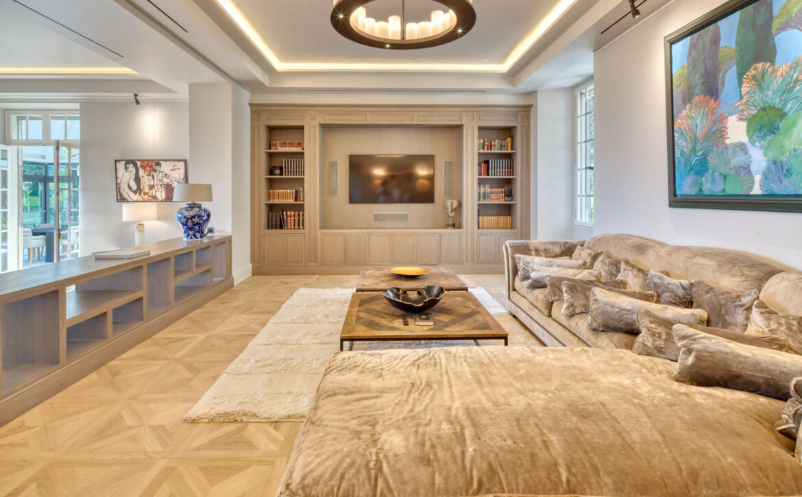 Luxury villa for sale in Mougins with sea views For Rent