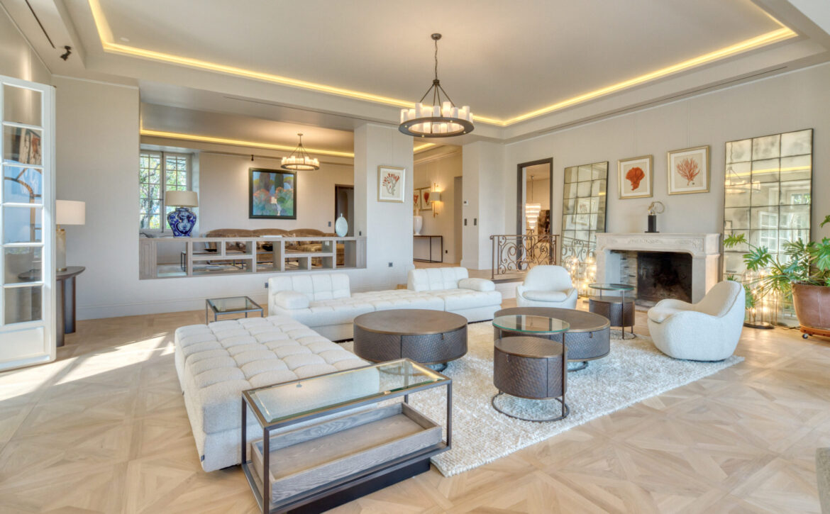 Luxury villa for sale in Mougins with sea views For Rent