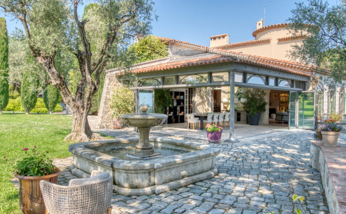 Luxury villa for sale in Mougins with sea views For Rent
