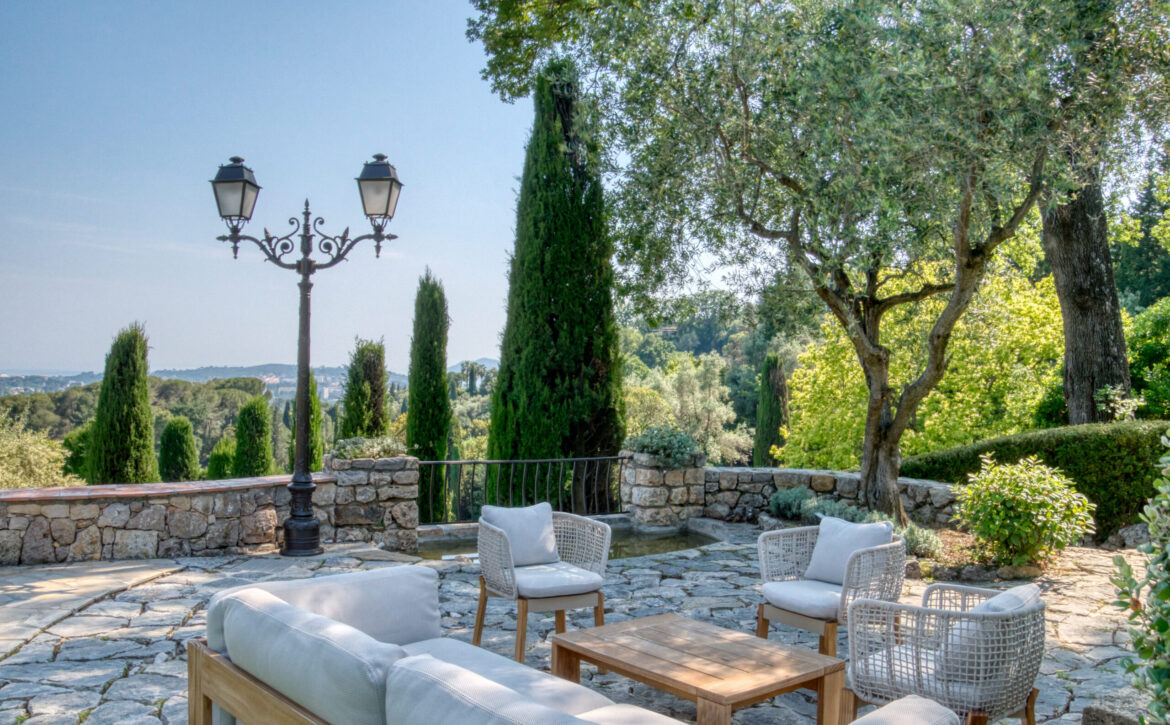 Luxury villa for sale in Mougins with sea views For Rent
