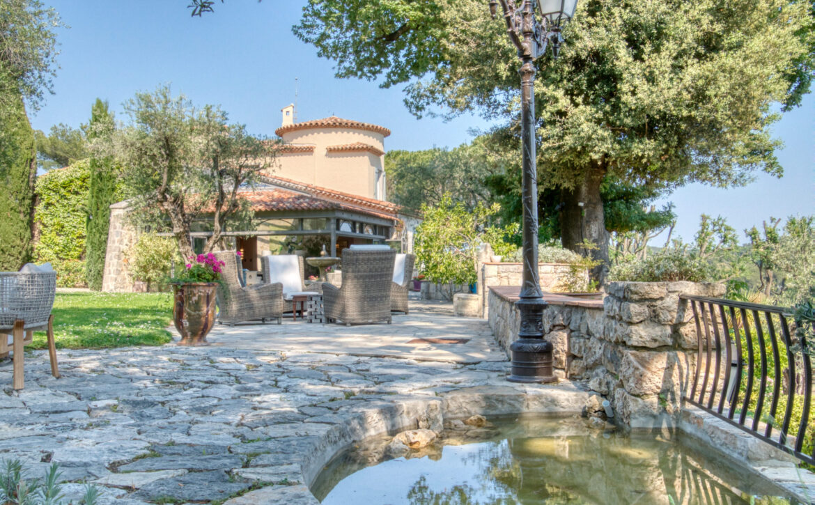Luxury villa for sale in Mougins with sea views For Rent