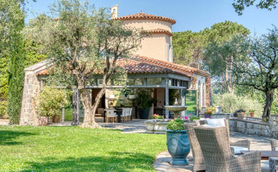 Luxury villa for sale in Mougins with sea views For Rent