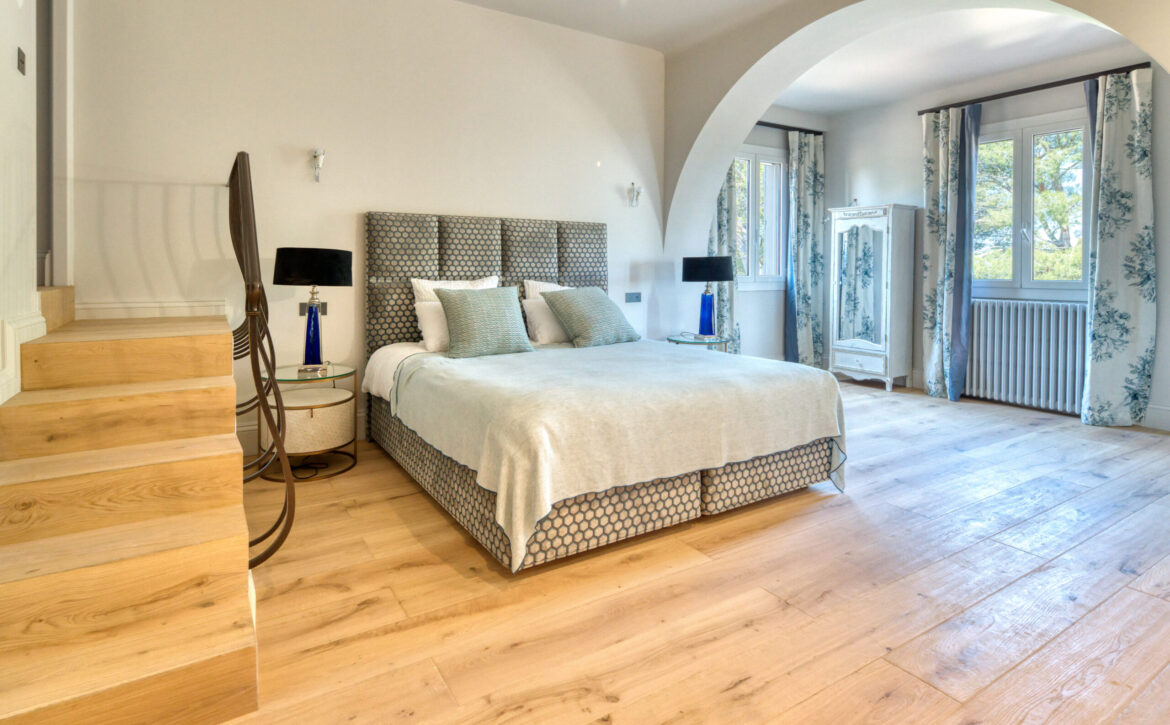 Luxury villa for sale in Mougins with sea views For Rent