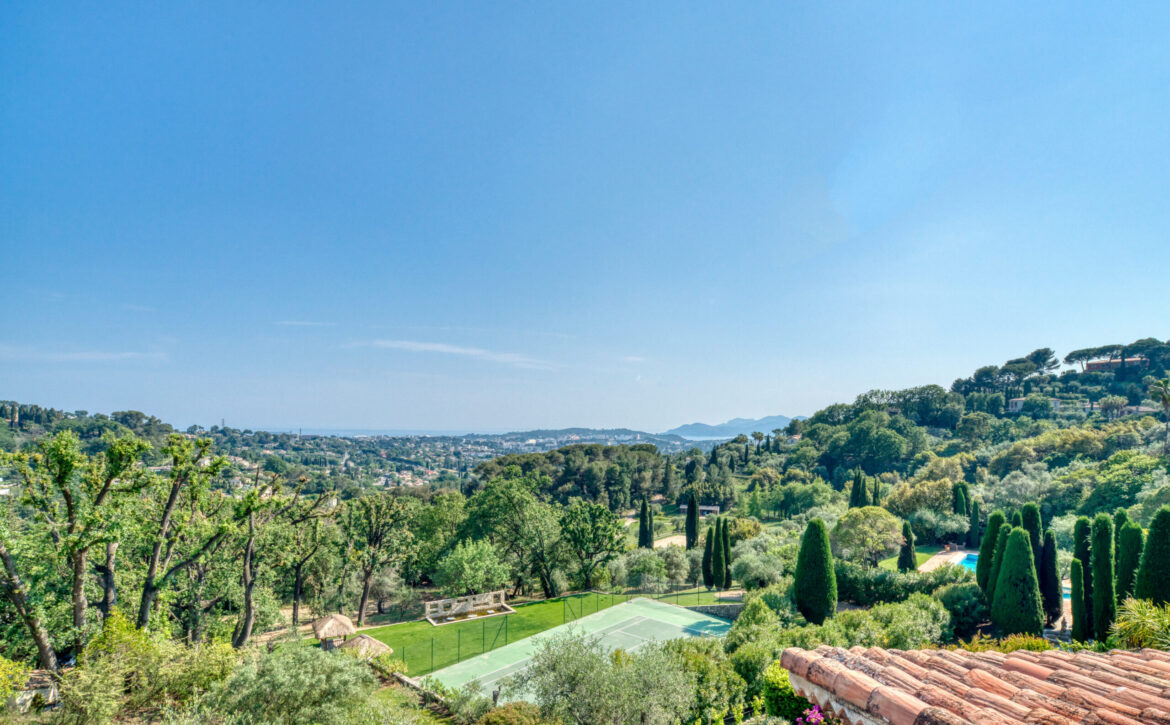 Luxury villa for sale in Mougins with sea views For Rent