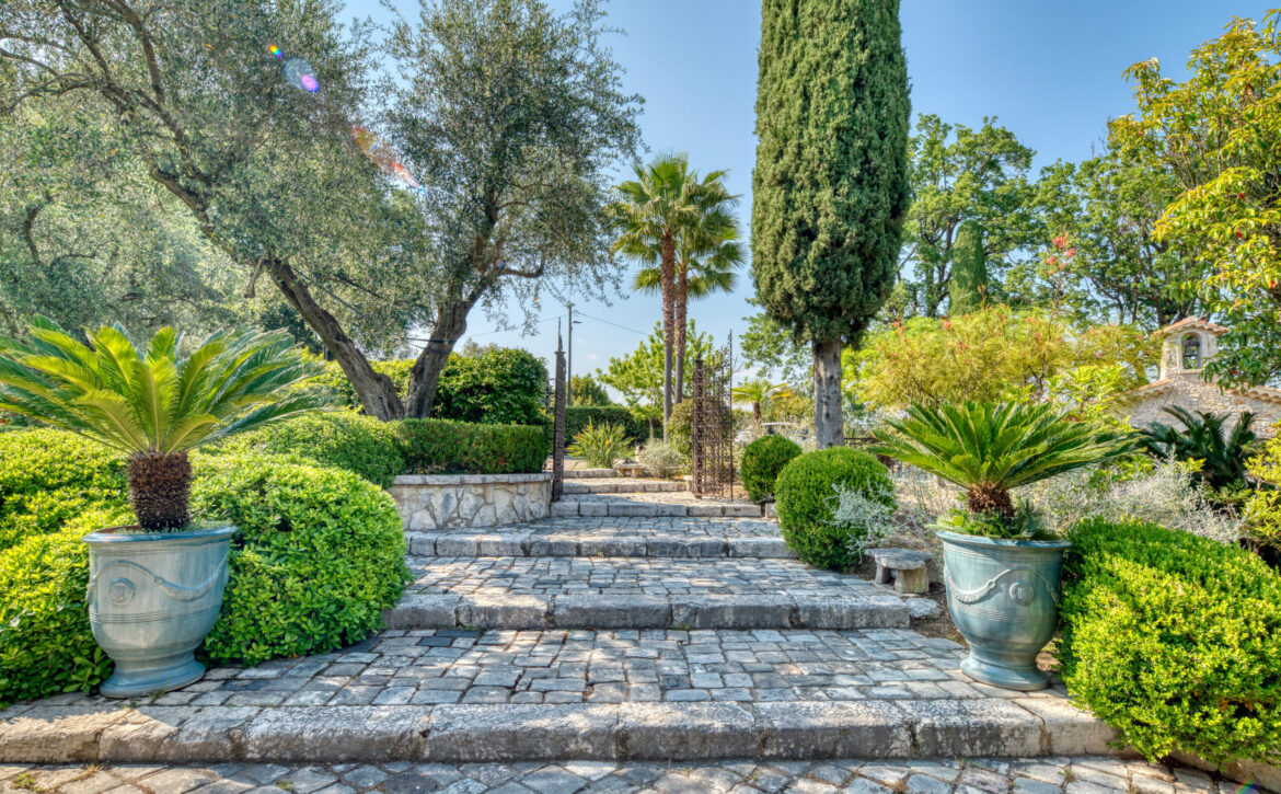 Luxury villa for sale in Mougins with sea views For Rent