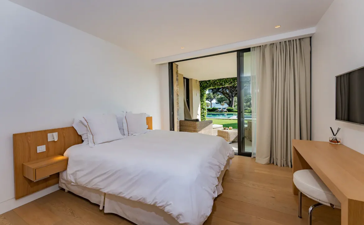 Saint-Tropez villa with tennis court and sea view for rent
