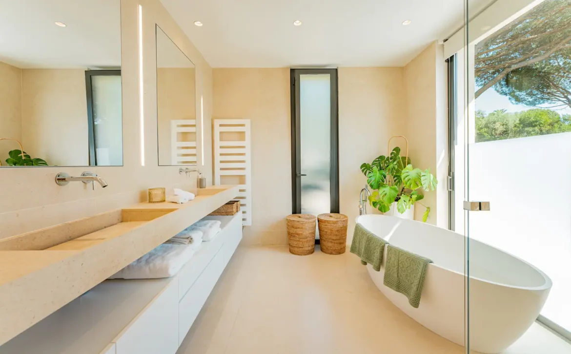 Saint-Tropez villa with tennis court and sea view for rent