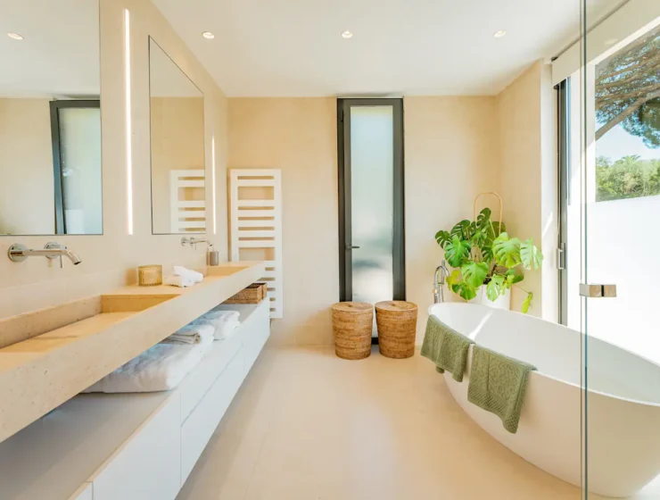 Saint-Tropez villa with tennis court and sea view for rent