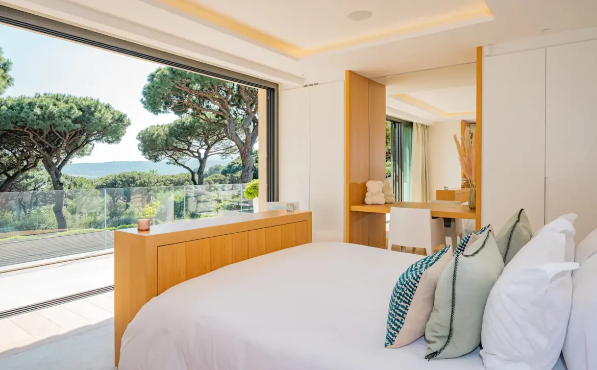 Saint-Tropez villa with tennis court and sea view for rent