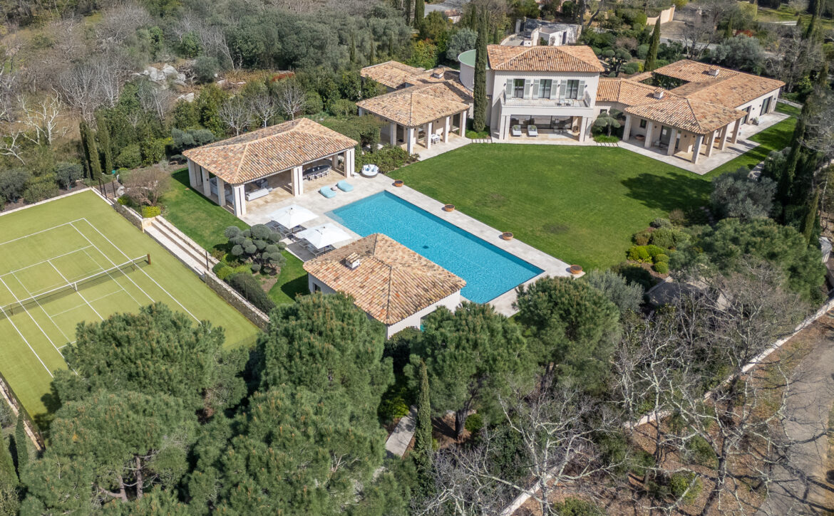 Luxury tennis villa for rent in Terre Blanche Provence