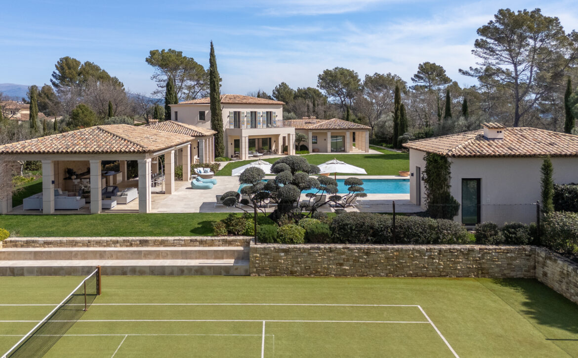 Luxury tennis villa for rent in Terre Blanche Provence