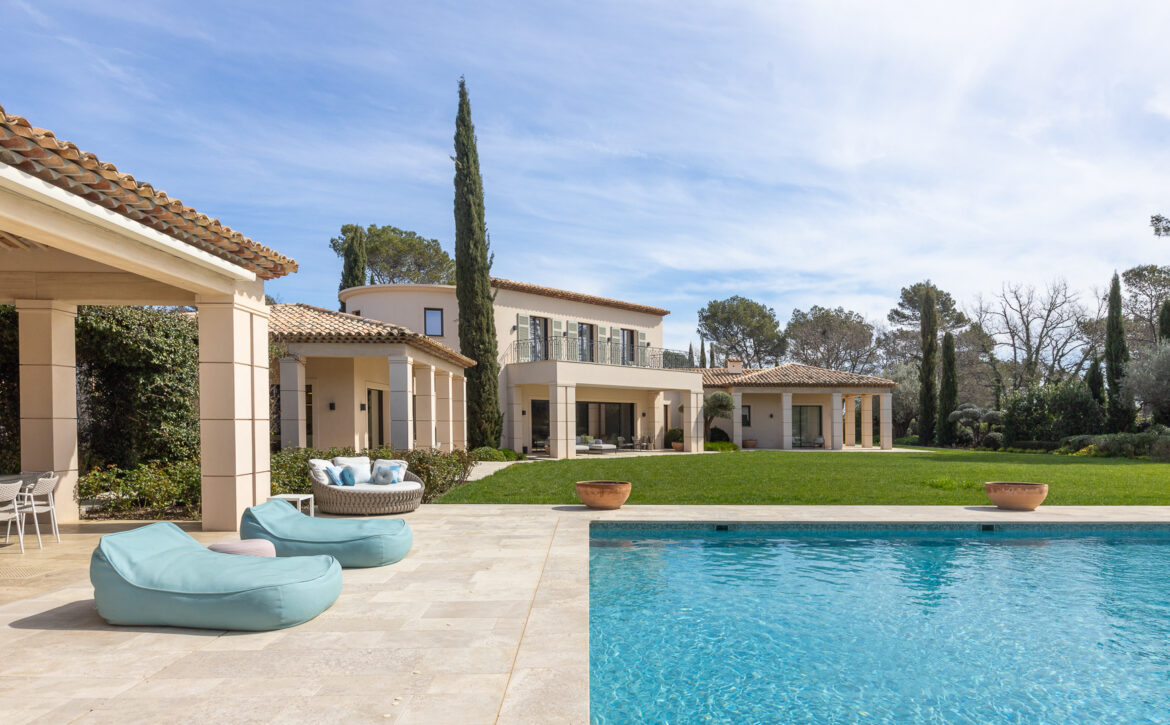 Luxury tennis villa for rent in Terre Blanche Provence