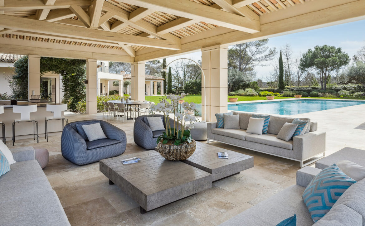 Luxury tennis villa for rent in Terre Blanche Provence