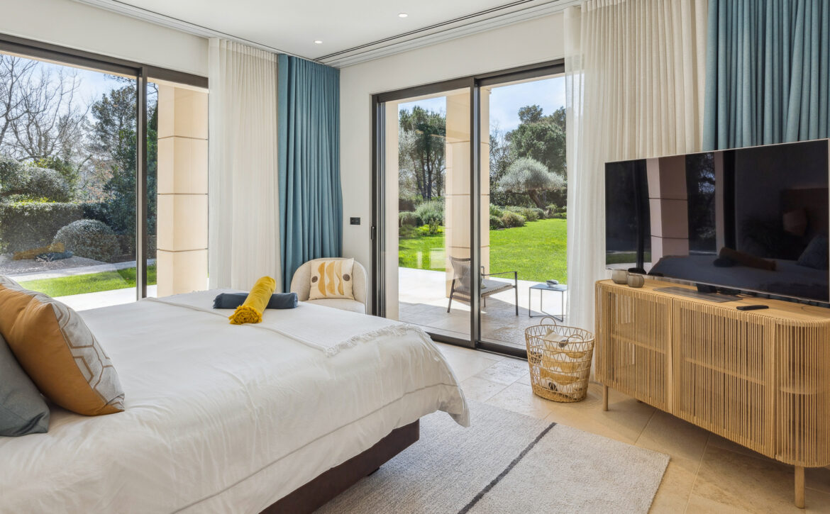 Luxury tennis villa for rent in Terre Blanche Provence