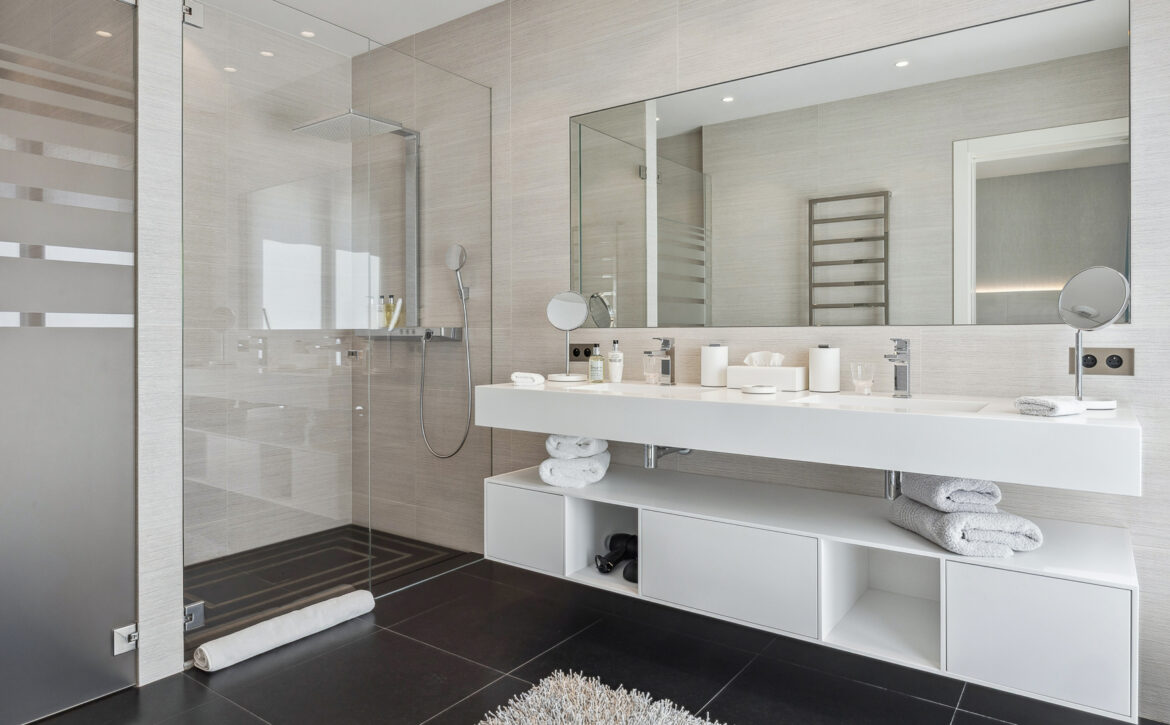 Luxury tennis villa for rent in Terre Blanche Provence