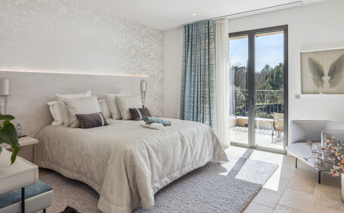 Luxury tennis villa for rent in Terre Blanche Provence
