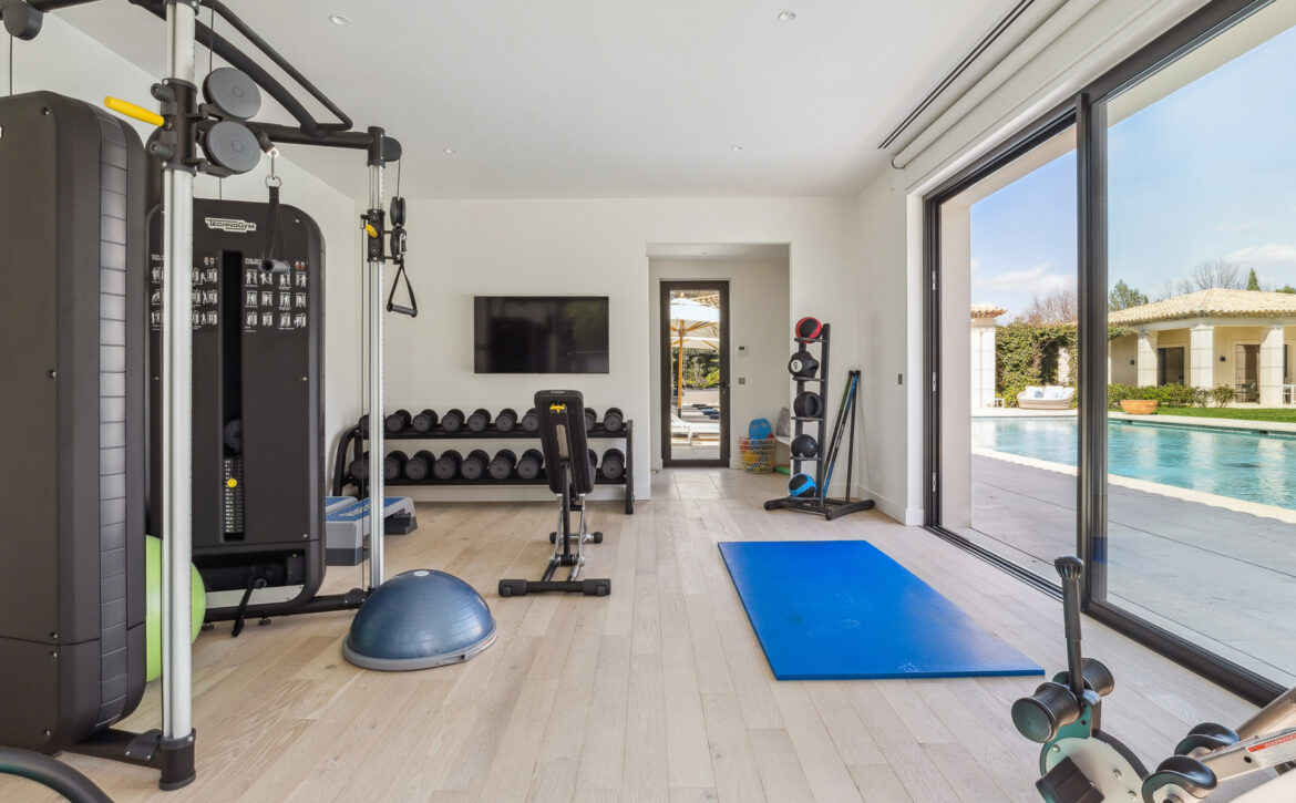Luxury tennis villa for rent in Terre Blanche Provence