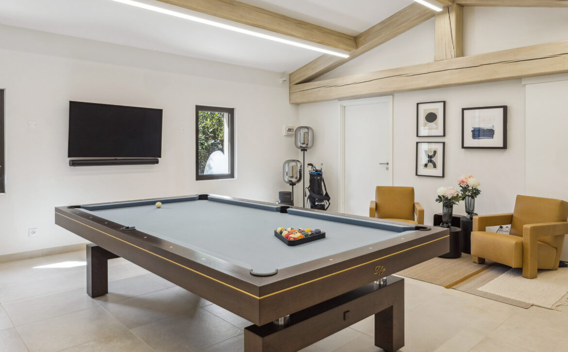 Luxury tennis villa for rent in Terre Blanche Provence