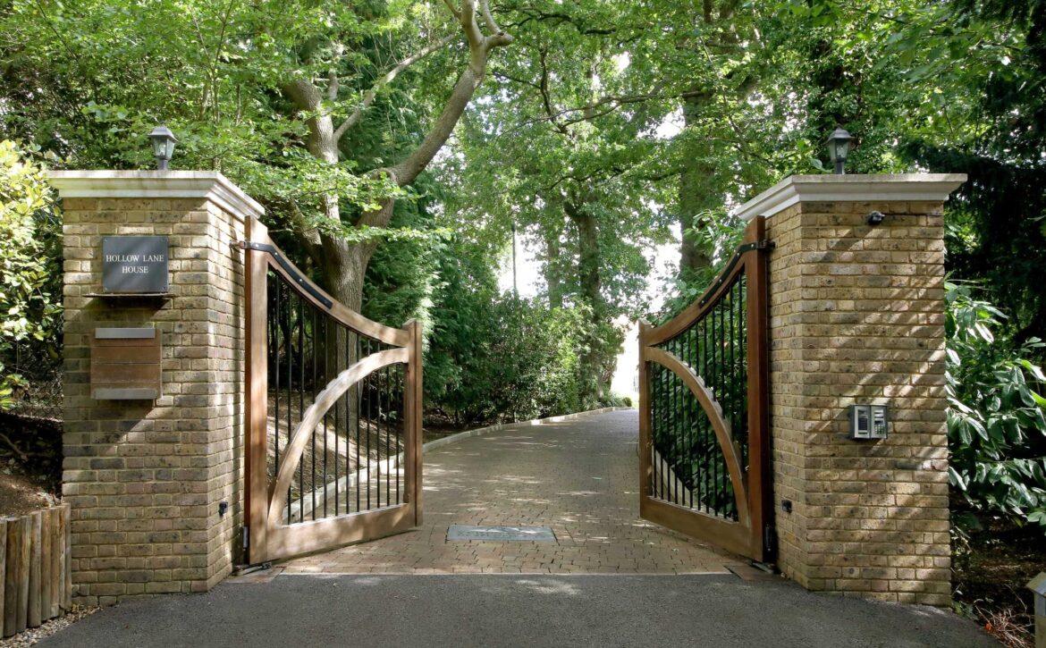 Hollow Lane House with tennis court and spa