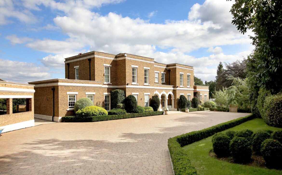 Hollow Lane House with tennis court and spa