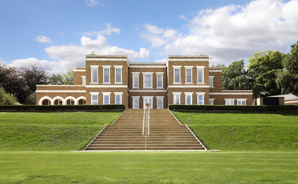 Hollow Lane House with tennis court and spa