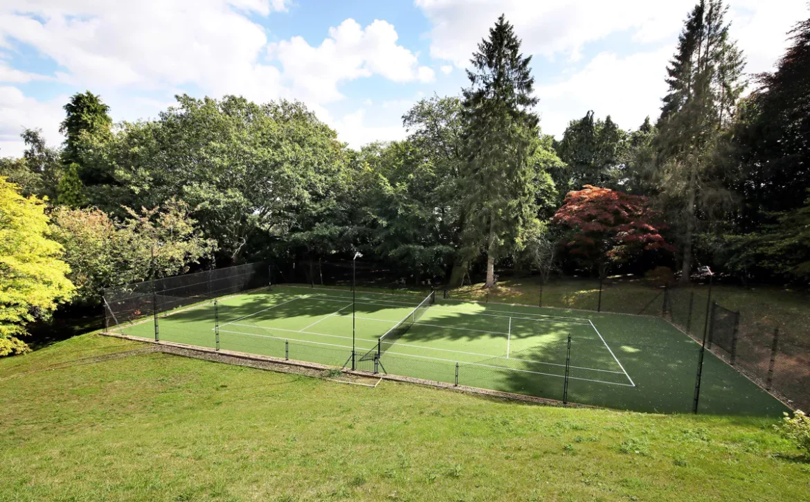 Hollow Lane House with tennis court and spa