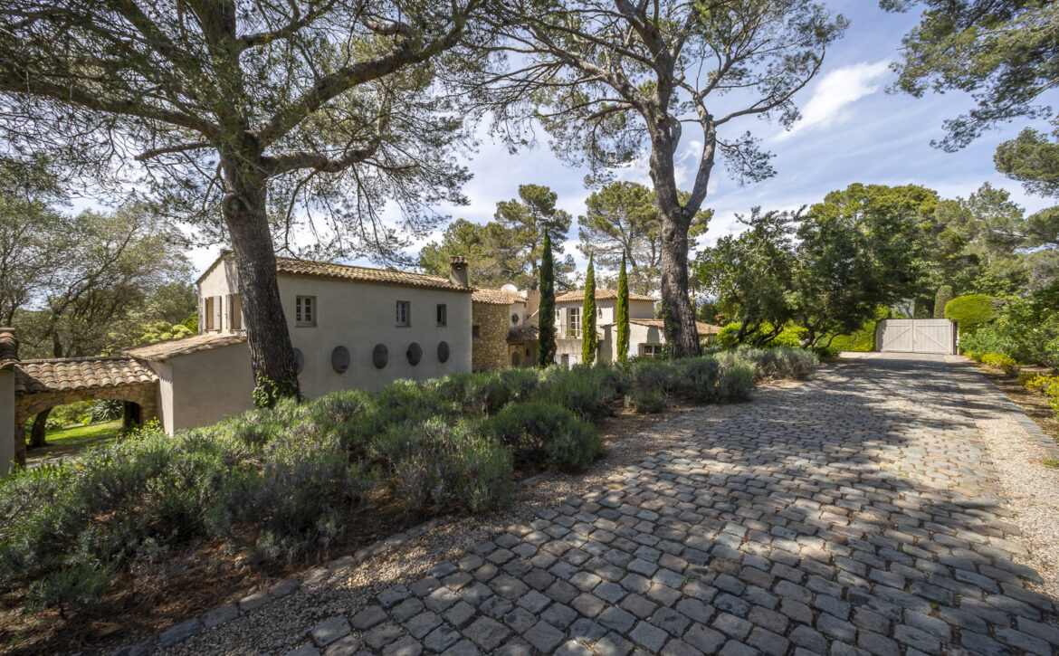 Mougins luxury villa with private tennis court