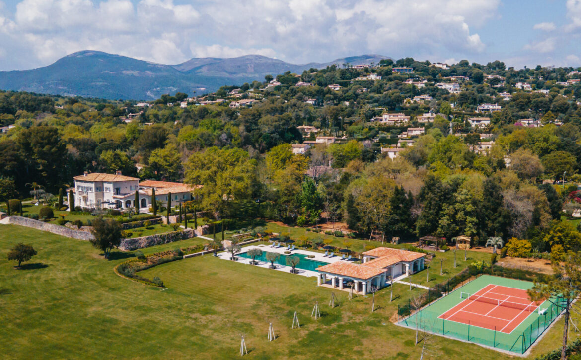Saint Paul de Vence estate with tennis court