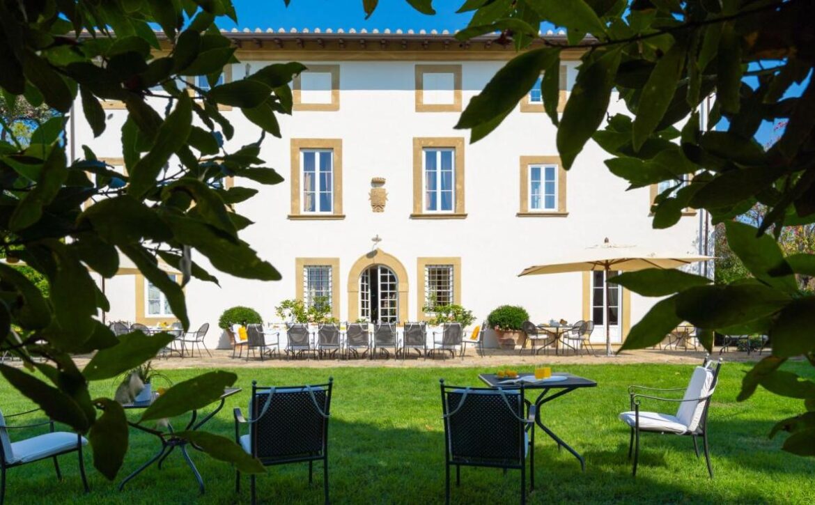 Tuscan Countryside Villa with private tennis court